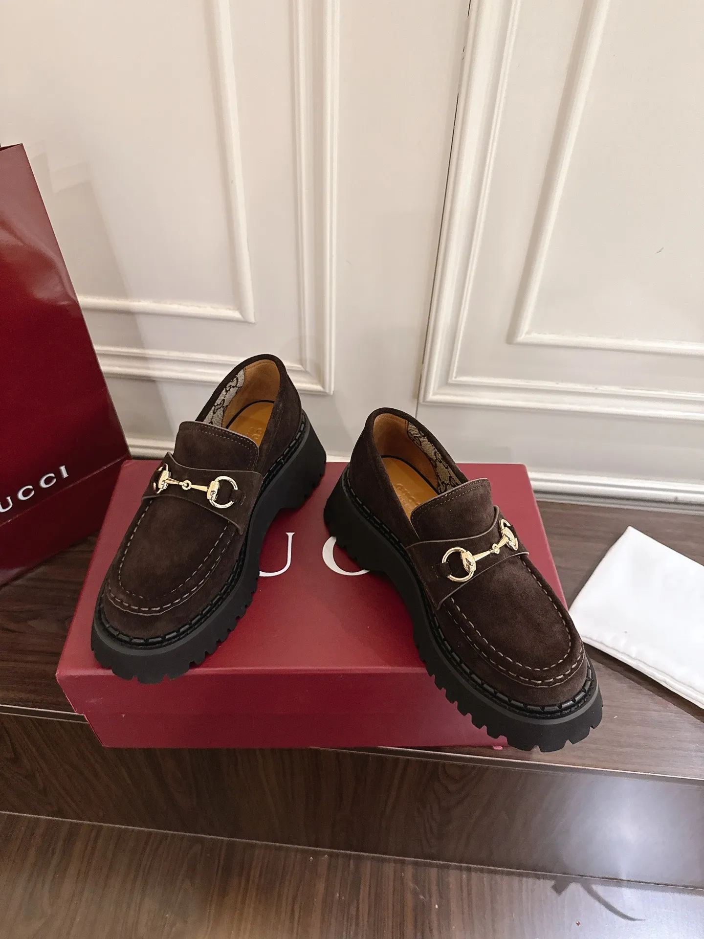 👟👟Ex-factory price 540👟👟 Gucci loafers with horsebit groove soles. As a tribute to the brand's equestrian origins, the horsebit has gone through years of baptism, integrating the rich historical heritage and modern fashion into one. Cowhide surface, sole thickness 5cm, size: 35-42# 39-46#